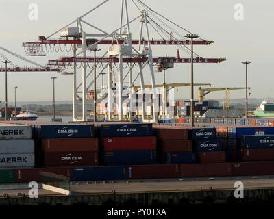 AJAXNETPHOTO. En 2018. DUNKERQUE, FRANCE. - Fret - Boîtes conteneurs empilés sur le quai. PHOTO:JONATHAN EASTLAND/AJAX REF:181909 GX8  333 Banque D'Images