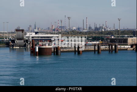 AJAXNETPHOTO. En 2018. DUNKERQUE, FRANCE. - FERRY TERMINAL - INFRASTRUCTURE ET DE RAFFINERIE complexe industriel. PHOTO:JONATHAN EASTLAND/AJAX REF:182009 GX8  868 Banque D'Images