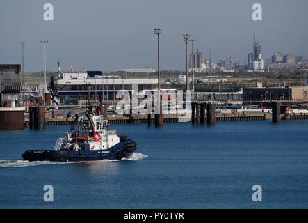 AJAXNETPHOTO. En 2018. DUNKERQUE, FRANCE. - FERRY TERMINAL - INFRASTRUCTURE ET DE RAFFINERIE complexe industriel avec remorqueur portuaire. PHOTO:JONATHAN EASTLAND/AJAX REF:182009 GX8  873 Banque D'Images