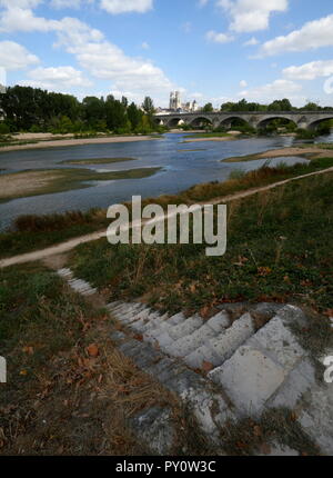 AJAXNETPHOTO. Orléans, France. - TURNER PEINT ICI - VOIR L'ENSEMBLE DU SUD DE LA LOIRE, DE L'ANCIEN QUAI NEUF ENVIRON DE L'ENDROIT OÙ L'artiste anglais Joseph Mallord William TURNER (1775-1851) a dessiné UNE VUE SUR LE PONT GEORGE V ET DE LA CATHÉDRALE SAINTE-CROIX SUR SA TOURNÉE 1826 DE LA VALLÉE DE LA LOIRE. Vieux MARCHES DE PIERRE MÈNENT À LA RIVIÈRE. PHOTO:JONATHAN EASTLAND/AJAX REF:182009 GX8  494 Banque D'Images