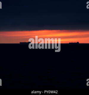 AJAXNETPHOTO. En 2018. Manche. - Aube naître - en regardant vers le SUD À TRAVERS LA MANCHE VERS LA CÔTE FRANÇAISE PRÈS DE DUNKERQUE AVEC DES NAVIRES À L'HORIZON ANCRÉE DANS LES ROUTES. PHOTO:JONATHAN EASTLAND/AJAX REF:181909 GX8  244 Banque D'Images