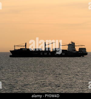 AJAXNETPHOTO. En 2018. DUNKERQUE, FRANCE. - En cours - PORTE-CONTENEURS CMA CGM DEUX TÊTES HORS DE L'AFRIQUE DANS LE CANAL DE LUMIÈRE TÔT LE MATIN. PHOTO:JONATHAN EASTLAND/AJAX REF:181909 GX8  280 Banque D'Images