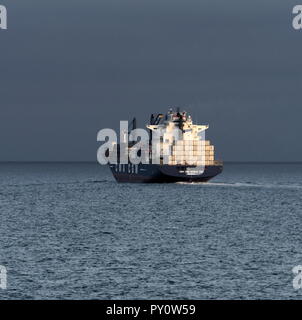 AJAXNETPHOTO. En 2018. DUNKERQUE, FRANCE. - En cours - PORTE-CONTENEURS CMA CGM DEUX TÊTES HORS DE L'AFRIQUE DANS LE CANAL DE LUMIÈRE TÔT LE MATIN. PHOTO:JONATHAN EASTLAND/AJAX REF:181909 GX8  291 Banque D'Images