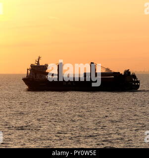 AJAXNETPHOTO. En 2018. Manche. - En cours - AMOENITAS DE ST.JOHN'S EN DIRECTION EST DANS LE CANAL DE LUMIÈRE TÔT LE MATIN. PHOTO:JONATHAN EASTLAND/AJAX REF:181909 GX8  275 Banque D'Images