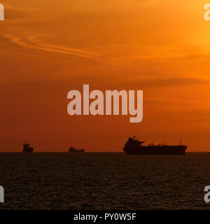 AJAXNETPHOTO. En 2018. Manche. - Aube naître - en regardant vers le SUD À TRAVERS LA MANCHE VERS LA CÔTE FRANÇAISE PRÈS DE DUNKERQUE AVEC DES NAVIRES À L'HORIZON ANCRÉE DANS LES ROUTES. PHOTO:JONATHAN EASTLAND/AJAX REF:181909 GX8  274 Banque D'Images