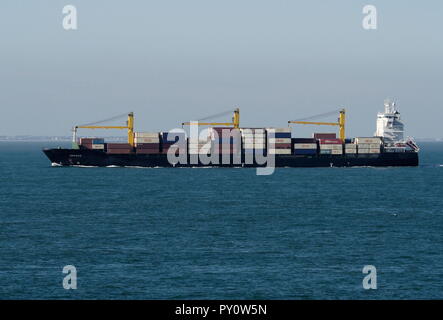 AJAXNETPHOTO. En 2018. Manche. - En cours - CONTAINER SHIP ARTABAZ CAP à l'OUEST DANS LE CHENAL AU LARGE DE LA CÔTE de Douvres. PHOTO:JONATHAN EASTLAND/AJAX REF:182009 GX8  894 Banque D'Images