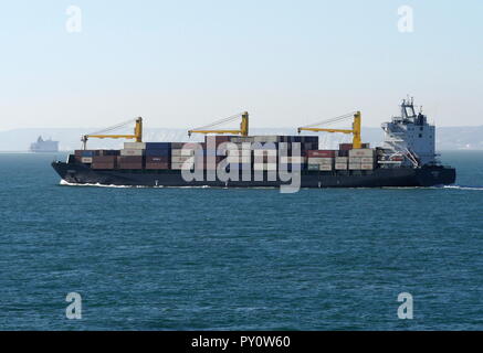 AJAXNETPHOTO. En 2018. Manche. - En cours - CONTAINER SHIP ARTABAZ CAP à l'OUEST DANS LE CHENAL AU LARGE DE LA CÔTE de Douvres. PHOTO:JONATHAN EASTLAND/AJAX REF:182009 GX8  898 Banque D'Images