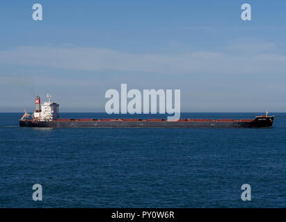 AJAXNETPHOTO. En 2018. Manche. - Jusqu'CHANNEL - LE VRAQUIER CAPE FIERTÉ progresse lentement jusqu'CHANNEL AU LARGE DES CÔTES françaises. PHOTO:JONATHAN EASTLAND/AJAX REF:182009 GX8  890 Banque D'Images