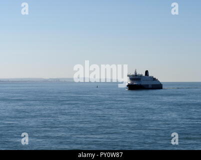 AJAXNETPHOTO. En 2018. Manche. - CROSS CHANNEL VOITURE ET FERRY DFDS Seaways DUNKERQUE DUNKERQUE DANS LE PORT PRINCIPAL CHENAL PASSANT CALAIS. PHOTO:JONATHAN EASTLAND/AJAX REF:180910 GX8  880 Banque D'Images