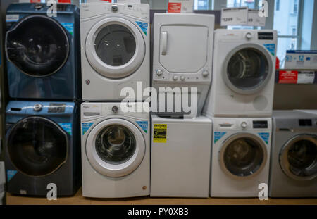 Whirlpool lave-linge et sèche-linge, deuxième à gauche, au milieu d'autres marques dans un magasin à New York le lundi 22 octobre, 2018. (© Richard B. Levine) Banque D'Images