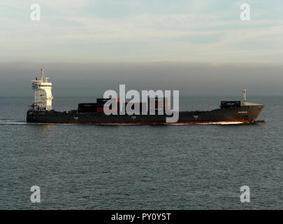 AJAXNETPHOTO. En 2018. Manche. - Zones côtières BOXSHIP - LE CABOTAGE CONTENEURS MAASHOLM intérieur lié à Dunkerque. PHOTO:JONATHAN EASTLAND/AJAX REF:181909 GX8  301 Banque D'Images