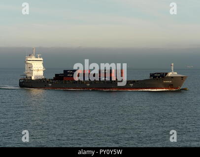 AJAXNETPHOTO. En 2018. Manche. - Zones côtières BOXSHIP - LE CABOTAGE CONTENEURS MAASHOLM intérieur lié à Dunkerque. PHOTO:JONATHAN EASTLAND/AJAX REF:181909 GX8  303 Banque D'Images