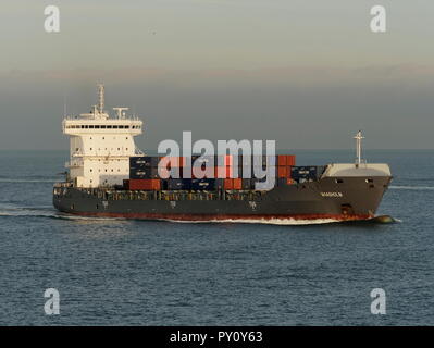 AJAXNETPHOTO. En 2018. Manche. - Zones côtières BOXSHIP - LE CABOTAGE CONTENEURS MAASHOLM intérieur lié à Dunkerque. PHOTO:JONATHAN EASTLAND/AJAX REF:181909 GX8  312 Banque D'Images