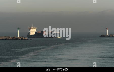 AJAXNETPHOTO. En 2018. Manche. - Zones côtières BOXSHIP - LE CABOTAGE CONTENEURS MAASHOLM intérieur lié à Dunkerque. PHOTO:JONATHAN EASTLAND/AJAX REF:181909 GX8  327 Banque D'Images