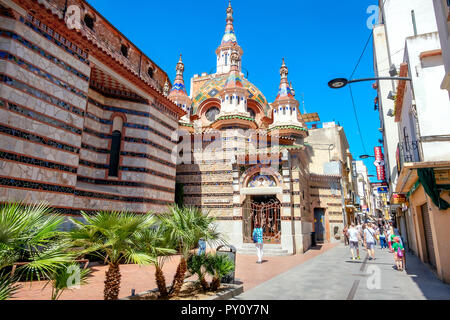 L'église paroissiale de Sant Roma et rue piétonne à Lloret de Mar Costa Brava, Catalogne, Espagne Banque D'Images