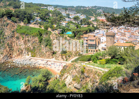 Vue panoramique sur mer avec petite plage et Tossa de Mar ville. Costa Brava, Espagne Banque D'Images