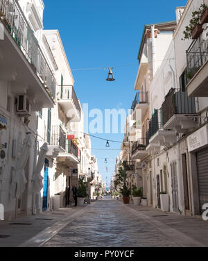 Monopoli Italie. Street view, photographié sur une belle journée ensoleillée à la fin de l'été. Banque D'Images