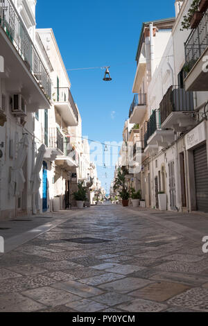 Monopoli Italie. Street view, photographié sur une belle journée ensoleillée à la fin de l'été. Banque D'Images