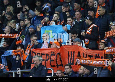 Kharkiv, Ukraine. 23 octobre, 2018. Shakhtar Donetsk partisans montrer leur appui au cours de l'UEFA Champions League match contre Manchester City à Banque D'Images