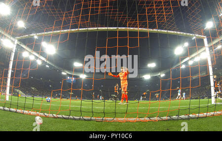 Kharkiv, Ukraine. 23 octobre, 2018. Gardien Andriy Pyatov du Shakhtar Donetsk réagit après avoir raté 3e but durant le match de Ligue des Champions de l'UEFA Banque D'Images