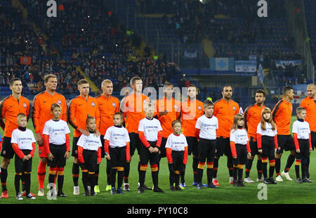 Kharkiv, Ukraine. 23 octobre, 2018. Shakhtar Donetsk joueurs écouter l'hymne de la Ligue des Champions avant l'UEFA Champions League match contre Manches Banque D'Images