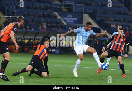 Kharkiv, Ukraine. 23 octobre, 2018. Gabriel Jésus de Manchester City (C) lutte pour une balle avec Shakhtar Donetsk joueurs lors de leur ligue des Champions Banque D'Images