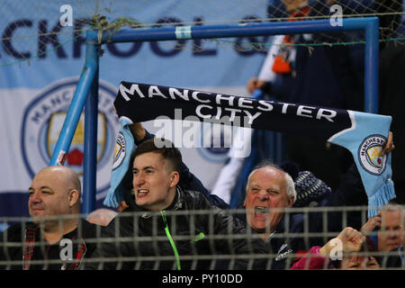 Kharkiv, Ukraine. 23 octobre, 2018. Les supporters de Manchester City montrer leur appui au cours de l'UEFA Champions League match contre le Shakhtar Donetsk à Banque D'Images