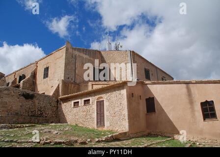 Le monastère médiéval et l'église sur le sommet du Puig de Maria dans Pollensa sur l'île espagnole de Majorque. Banque D'Images
