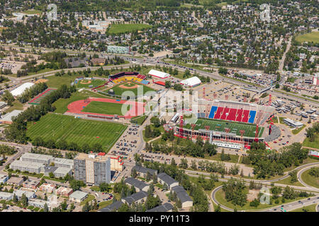 Vue aérienne de McMahon Stadium et à proximité des installations sportives. Banque D'Images