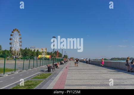 Novosibirsk, Russia-July 16, 2018 : la digue de la ville sibérienne moderne en été. Banque D'Images