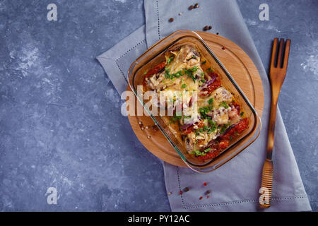 Cuisses de poulet au four avec tomates et oignons et fromage Menu Casserole de poulet et de concept de restaurant sur fond gris Banque D'Images