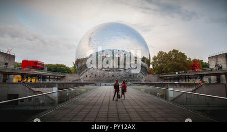 Paris, France - le 6 octobre 2018 : les gens qui marchent en avant du cinéma dynamique de Geode durant la fête de la science à la ville de scences et indust Banque D'Images