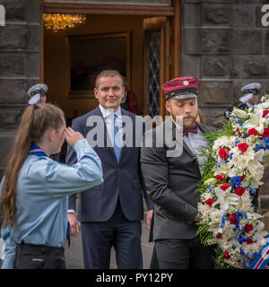 Girl scout salue le président de l'Islande, Gudni Th. Johannesson tout en une couronne se fait à la statue de Jon Sigurdsson, l'indépendance d'Islande Banque D'Images