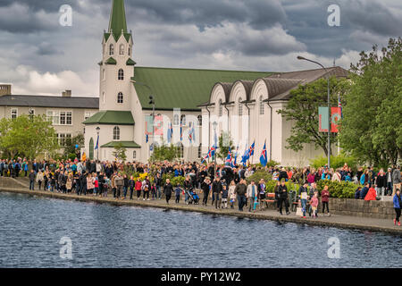 Les gens par le Frikirkjan, et Musée de l'étang de Reykjavik, le jour de l'indépendance de l'Islande, Reykjavik, Islande. Banque D'Images