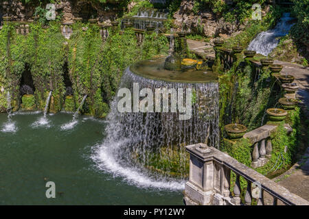 Voir à fontaine ovale à la Villa d'Este à Tivoli, Italie Banque D'Images