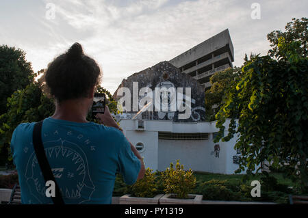 Mostar : vue de la Staklena Banka, un bâtiment utilisé par les snipers guerre transformé plus tard comme la Staklena Banka public Collection art space Banque D'Images