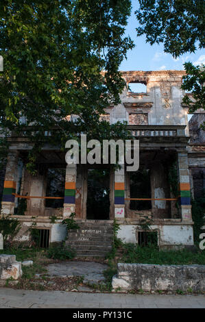 Bosnie : palace bombardée pendant la guerre de Bosnie de 1992-1995 face à la Zrinjski City Park, un parc public sur le côté ouest de la ville de Mostar Banque D'Images