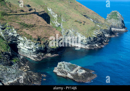 Vue de la côte près de Viseu à Cornwall, Angleterre, Royaume-Uni, vu de la South West Coast Path Banque D'Images