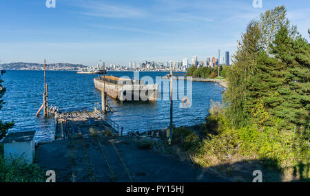 Une vue de la Seattle skyline de Jack Black Park dans l'Ouest de Seattle, Washington. Banque D'Images