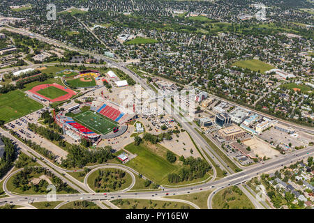 Vue aérienne de McMahon Stadium et à proximité des installations sportives. Banque D'Images