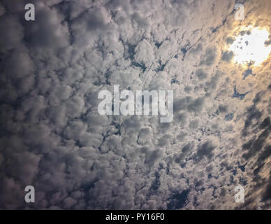 Photographie du Soleil Peeking Through les nuages de tempête Banque D'Images