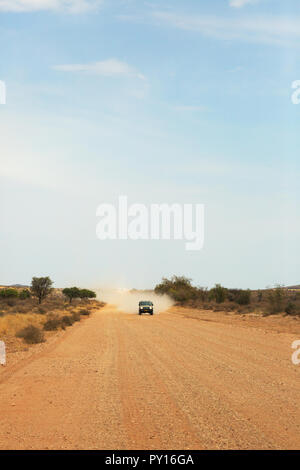 La Namibie au volant - une voiture roulant sur les routes de gravier à travers le désert du Namib près de Sossuvlei Afrique Namibie Banque D'Images