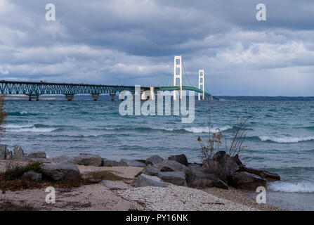 Mackinac Bridge enjambant le détroit de Mackinac entre les péninsules supérieure et inférieure du Michigan, USA. Banque D'Images