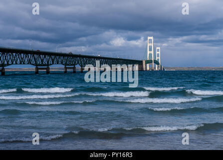 Mackinac Bridge enjambant le détroit de Mackinac entre les péninsules supérieure et inférieure du Michigan, USA. Banque D'Images