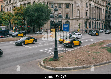 Taxi dans les rues de Barcelone en Espagne l'été Banque D'Images