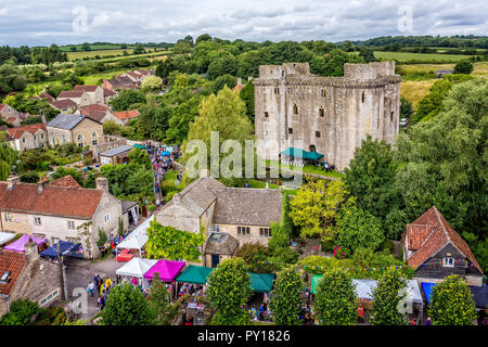 Vue aérienne de Nunney Castle et Nunney Fayre dans Nunney, Somerset, Royaume-Uni le 1 août 2015 Banque D'Images