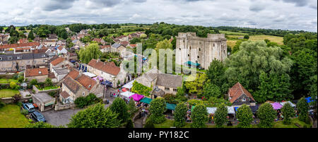 Vue aérienne de Nunney Castle et Nunney Fayre dans Nunney, Somerset, Royaume-Uni le 1 août 2015 Banque D'Images