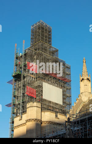 Tour de l'horloge et Big Ben, London, UK, cachée par un échafaudage, en pleine rénovation, réparation et peinture générale et l'installation d'un ascenseur. Banque D'Images