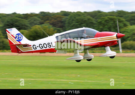 Robin DR400 Regent avion léger G-GDSL de Richard Gosling dans un atterrissage à l'Aérodrome de Elmsett concours Suffolk, UK. Piste gazonnée. L'aviation générale Banque D'Images