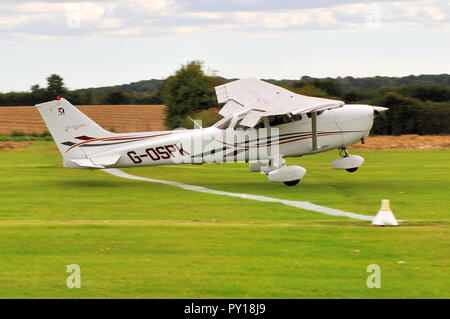 Cessna 172 Skyhawk G-OSPK de Russell Denny dans un atterrissage à l'Aérodrome de Elmsett concurrence, Suffolk, UK. Viser la ligne blanche. L'aérodrome d'herbe Banque D'Images